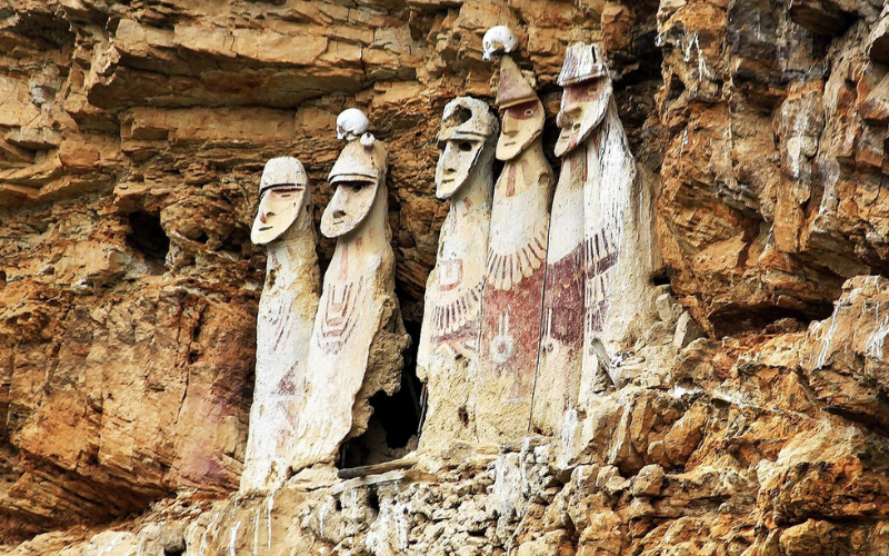 Sarcofagos de Karajia y Caverna de Quiocta